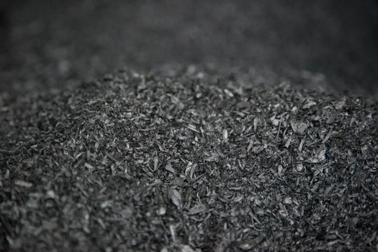 Un cumulo di biochar, nero e lucido